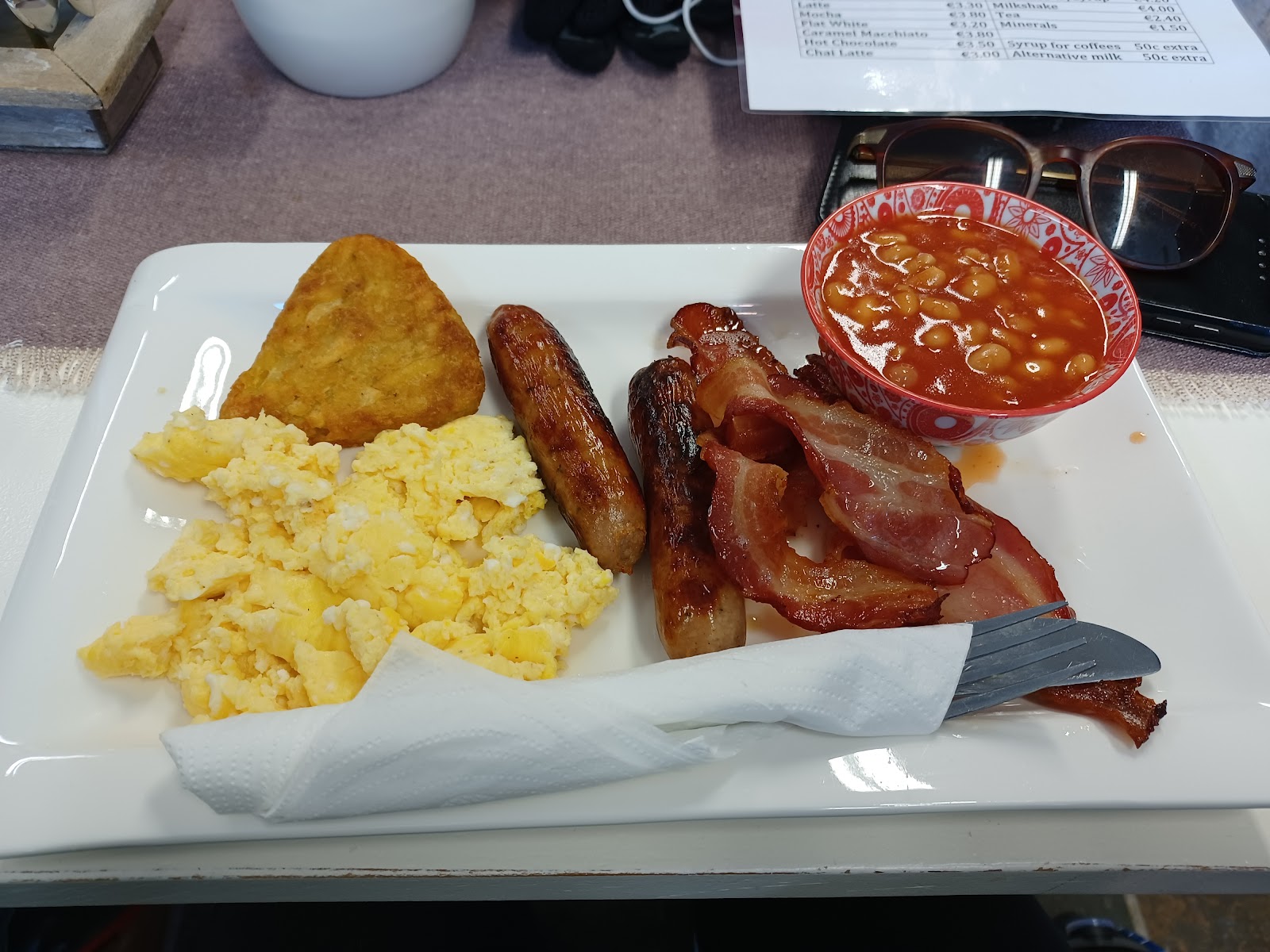 A cooked breakfast plate at Ménara Café